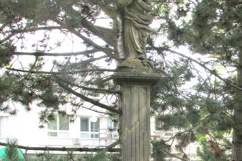 Sloup se sochou Panny Marie v olomoucké čtvrti Nová Ulice.  (© Pavel Vítek  10/2021)