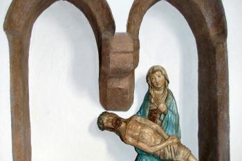 sedile se sousoším Piety (© Pavel Zany Komárek 13. 9. 2009)