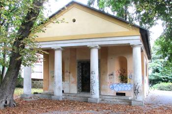 Wedrichova hrobka u Městského parku v České Lípě. (© Pavel Vítek 09/2021)