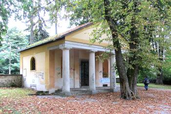Wedrichova hrobka u Městského parku v České Lípě. (© Pavel Vítek 09/2021)