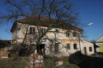 Tvrz z vnitřní části dvora (© Petr Nožička  01/2021)