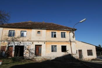 Tvrz z vnitřní části dvora (© Petr Nožička  01/2021)
