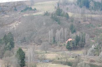 Vidíte ten hrad? Možná by chtělo, aby les trochu prořídnul (© Jan Večeřa, 02/2016)