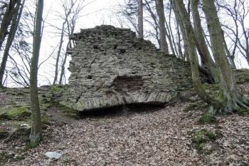 Patrně parkánová zeď, založená na základovém pasu (vnější líc) (© Jan Večeřa, 02/2016)