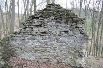 Parkánová zeď, vnitřní líc, krásný příklad srovnání základového a nadzemního zdiva, kapsy po lešení štenýřové konstrukce (© Jan Večeřa, 02/2016)