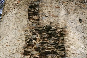 Otisk po hradbě s cimbuřím zakončeným stříškami na těle věže ( © Filip Matoušek 03/2009)