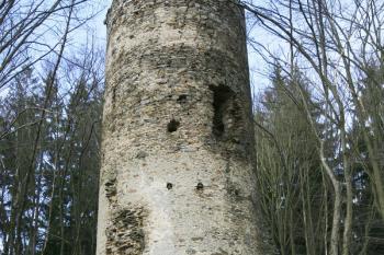 Válcová věž (bergfrit) se vstupem v patře a otisky navazující hradby ( © Filip Matoušek 03/2009)