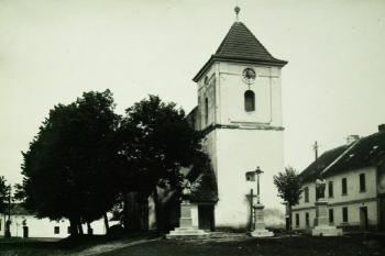 kostel v r. 1928 (©zdroj: https://hostice-heroltice.cz/galerie-z-historie-obce/)