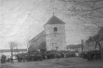 Kostel před zvýšením věže v r. 1911. (© Zdroj: https://hostice-heroltice.cz/galerie-z-historie-obce/)