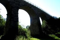 kamenný železniční viadukt