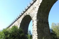 kamenný železniční viadukt