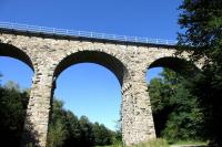 kamenný železniční viadukt