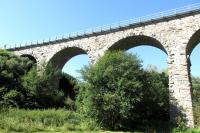 kamenný železniční viadukt