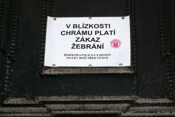 Upozornění umístěné na dveřích hlavního vstupu do Týnského chrámu ( © Miroslav BITTER 03/2007)