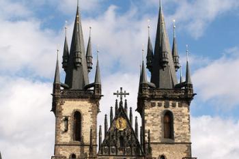 Pohled na Týnský chrám ze Staroměstského náměstí. ( © Miroslav BITTER 03/2007)