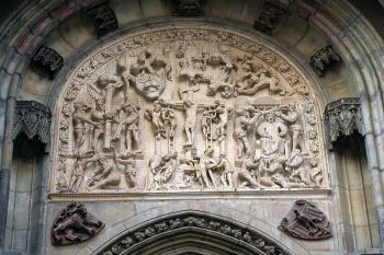 Detail z reliéfu na severním tympanonu Týnského chrámu. Vyjev Ukřižování pochází z let 1380 - 1390. ( © Miroslav BITTER 03/2007)