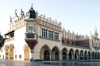 Historická tržnice Sukiennice uprostřed hlavního náměstí v polském Krakově.  (© Pavel Vítek  07/2012)