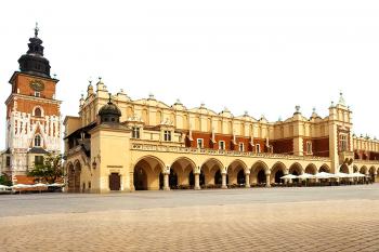 Historická tržnice Sukiennice uprostřed hlavního náměstí v polském Krakově.  (© Pavel Vítek  07/2012)
