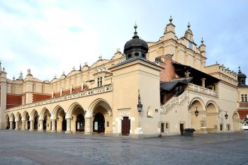 Historická tržnice Sukiennice uprostřed hlavního náměstí v polském Krakově.  (© Pavel Vítek  07/2012)