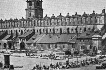pohled od severovýchodu před novogotickými úpravami (© Łuszczkiewicz, Władysław. Sukiennice krakowskie: dzieje gmachu i jego obecnej przebudowy. W Krakowie: Tow. miłośników historyi i zabytków Krakowa, 1899. 50 s. Biblioteka krakowska; Nr. 11.)