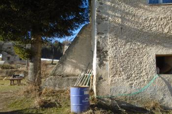 opěrný pilíř v nároží budovy, v níž je zachováno torzo středověké věže (© Jaroslav Špiroch  02/2022)