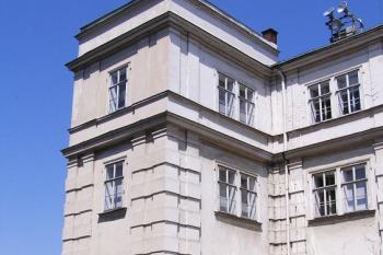 Tento rizalit domu při kostele sv. Františka Serafinského ukrývá první staroměstský pilíř Juditina mostu ( © Jan P. Štěpánek 07/2007)