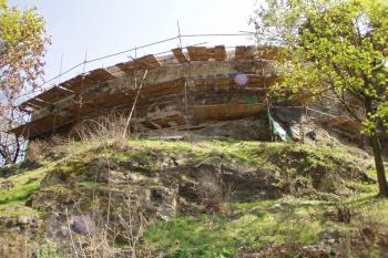 Nejstarší hradní zdivo v západní části (© Lukáš Pechánek, 04/2009)