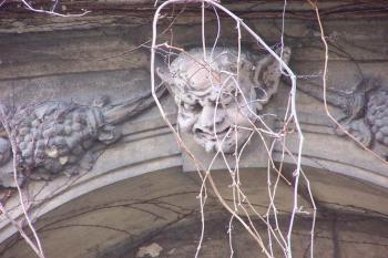 reliéf nad dveřmi (© Stanislav Drda 04/2005)