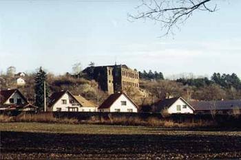 Pohled od železniční trati (© Vlky, Jirka Čížek)