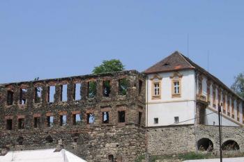 Chvatěruby - zřícenina a zámek ( © Pavel Vítek 05/2007)