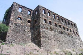 Chvatěruby - zřícenina ( © Pavel Vítek 05/2007)