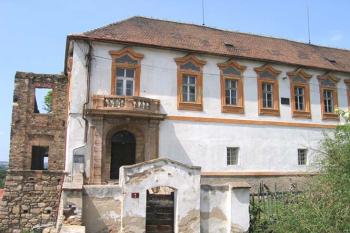 Chvatěruby - zřícenina a zámek ( © Pavel Vítek 05/2007)
