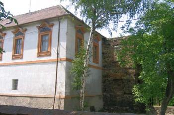 Chvatěruby - zřícenina a zámek ( © Pavel Vítek 05/2007)