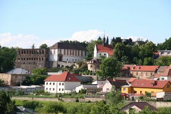 Zámek s kostelem z levého břehu Vltavy ( © Ivan Grisa 06/2009)