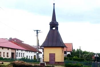 Kaplička v Sazomíně u Žďáru nad Sázavou. (© Pavel Vítek 05/2018)