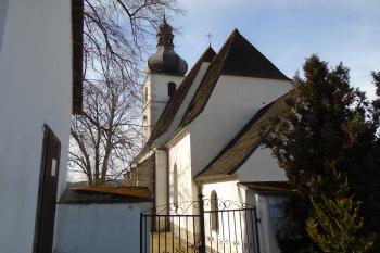 pohled na kostel z východu z přilehlého hřbitova (© Jaroslav Špiroch  02/2022)
