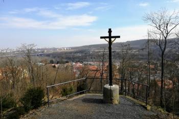 Karlův stánek-kříž Dr. Šurovského s vyhlídkou (© Simona Kidlesová 03/2022)