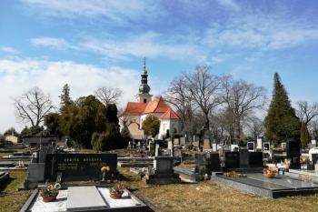 Kostel s kaplí (© Simona Kidlesová  04/2022)