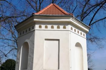 kaple se skleněným oltářem (© Simona Kidlesová  04/2022)