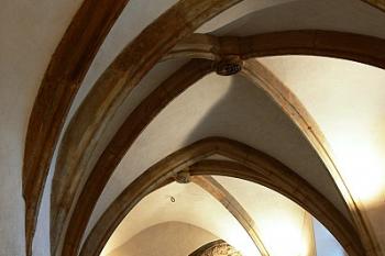 Mázhauz, pohled od zasedací místnosti k východu ( © Petr Turyna 02/2006)