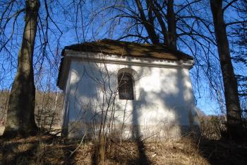 boční strana kaple od potoka z jihu (© Marcela Váňová  03/2022)