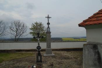 křížek u márnice z jihu (© Jaroslav Špiroch  05/2022)