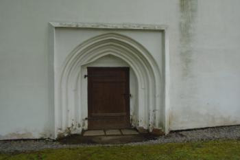 bohatě profilovaný portál v severní obvodové stěně lodi (© Jaroslav Špiroch  05/2022)