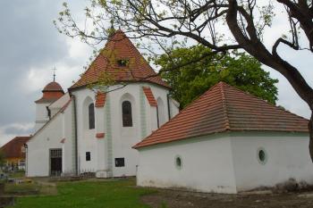 márnice v severovýchodním nároží ohradní zdi hřbitova, vpozadí prebytář a sakristie kostela (© Jaroslav Špiroch  05/2022)