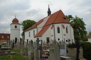 pohled na kostel ze hřbitova z východu (© Jaroslav Špiroch  05/2022)