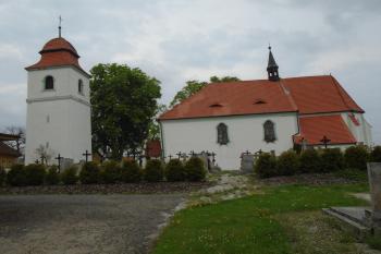 pohled na kostel se zvonicí ze hřbitova z jihu (© Jaroslav Špiroch  05/2022)