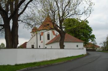 pohled na areál kostela z východu (© Jaroslav Špiroch  05/2022)
