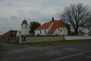 pohled na areál kostela od jihovýchodu (© Jaroslav Špiroch  05/2022)