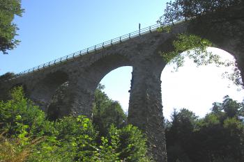 Kamenný železniční viadukt u ulice Na Močítkách v Chýnově- (© Pavel Vítek 09/2021)