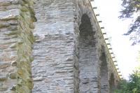 kamenný železniční viadukt